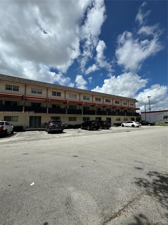 1550 W 7th Ct in Hialeah, FL - Building Photo