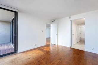 Queen's Surf Condos in Long Beach, CA - Building Photo - Building Photo
