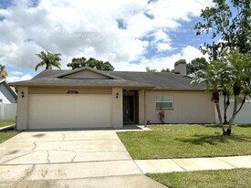 12105 72nd St N in Largo, FL - Building Photo