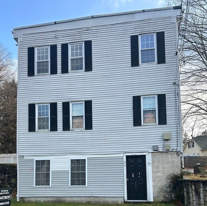 31 Wellington St in Medway, MA - Building Photo