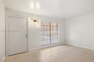 7241 Miami Lakes Dr in Miami Lakes, FL - Foto de edificio - Building Photo