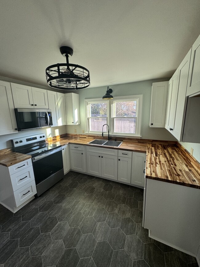 221 Briggs Ave in Greenwood, SC - Building Photo - Building Photo