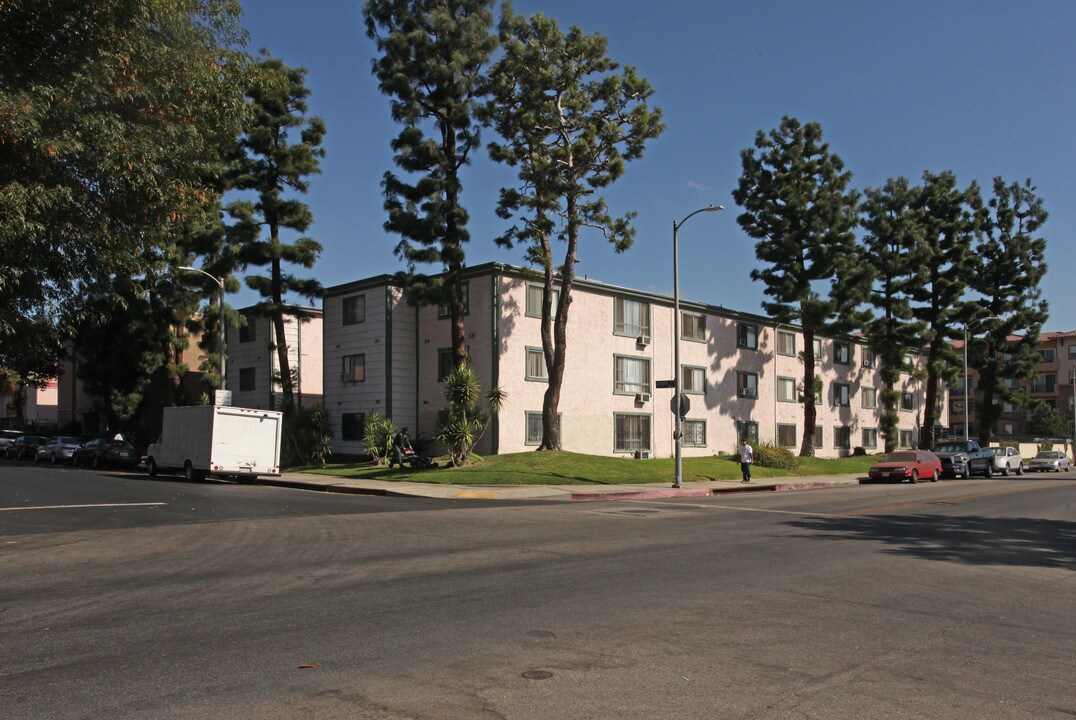 8056 Langdon Ave in Van Nuys, CA - Foto de edificio