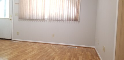 921 W 20th St in Cedar Falls, IA - Building Photo - Building Photo