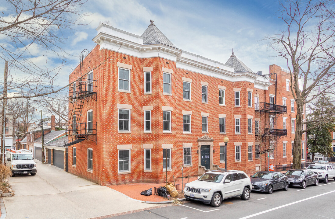 1301 33rd St NW in Washington, DC - Foto de edificio