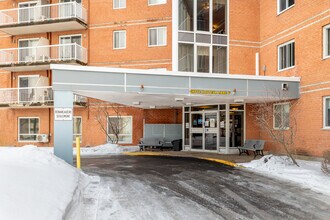 Chartwell Villa Rive-Sud rés. retraités in Longueuil, QC - Building Photo - Building Photo