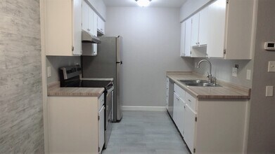 9013 W Elm St, Unit 3 in Phoenix, AZ - Foto de edificio - Building Photo