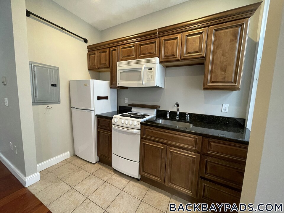 250 Newbury St in Boston, MA - Building Photo