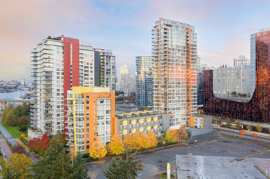 Cooper's Lookout in Vancouver, BC - Building Photo