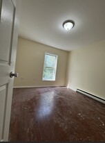 131 Orient Ave, Unit 2 in Jersey City, NJ - Building Photo - Building Photo