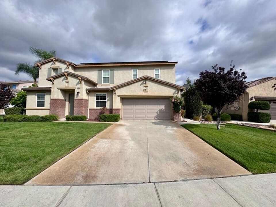 36948 Silk Tree Ct in Winchester, CA - Building Photo