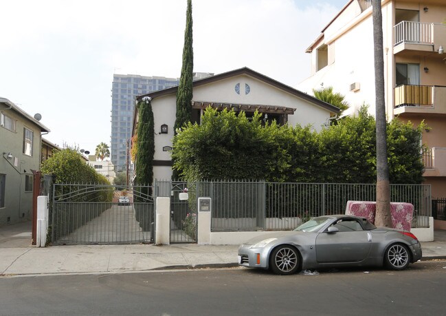 5932 Carlton Way in Los Angeles, CA - Foto de edificio - Building Photo