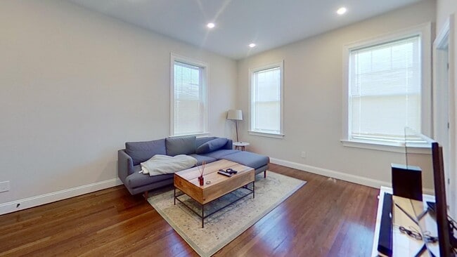 2016 Commonwealth Ave, Unit 4 in Boston, MA - Building Photo - Building Photo