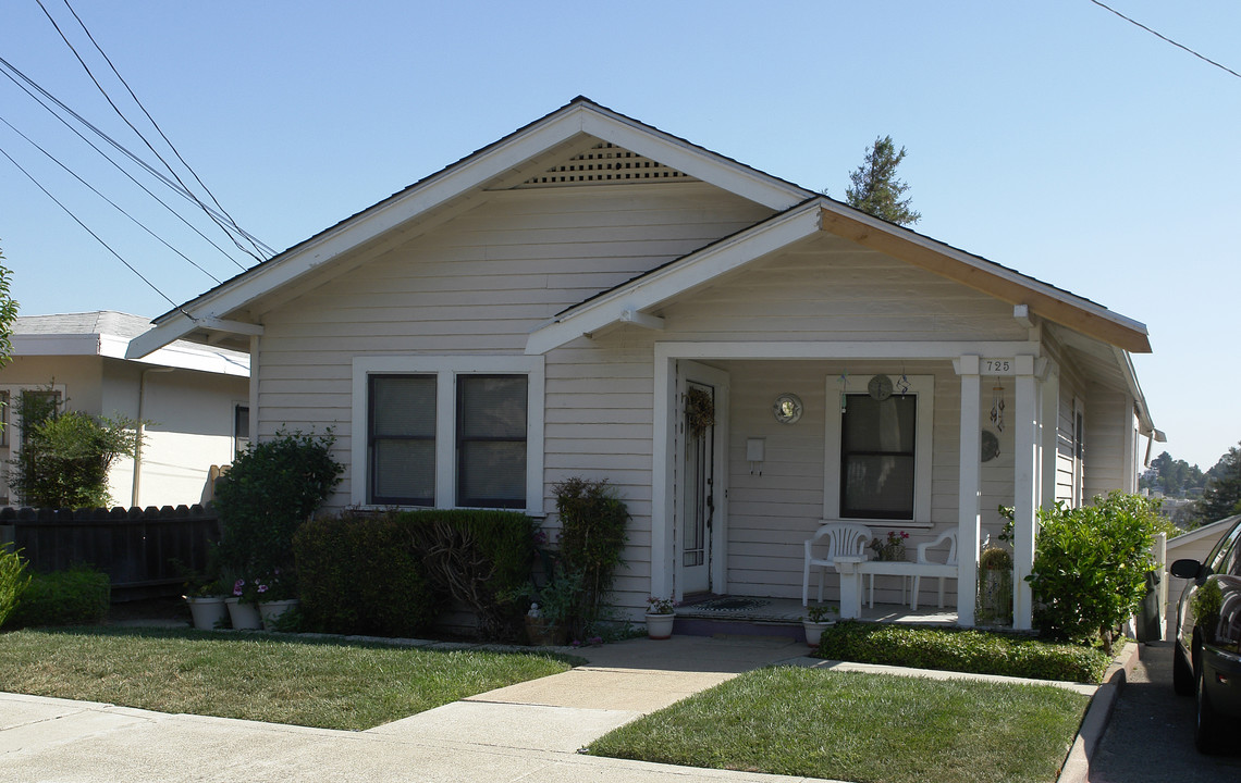 725-735 Arlington Way in Martinez, CA - Foto de edificio