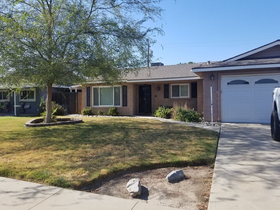 304 W Earl Way in Hanford, CA - Building Photo