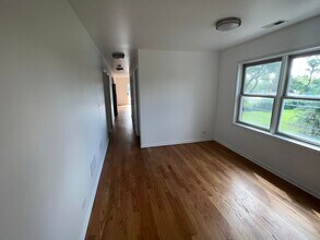 2833 Auxplaines Ave, Unit Unite 3 in River Grove, IL - Foto de edificio - Building Photo