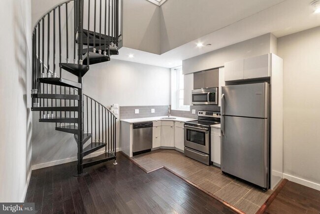 17 S 44th St in Philadelphia, PA - Building Photo - Building Photo