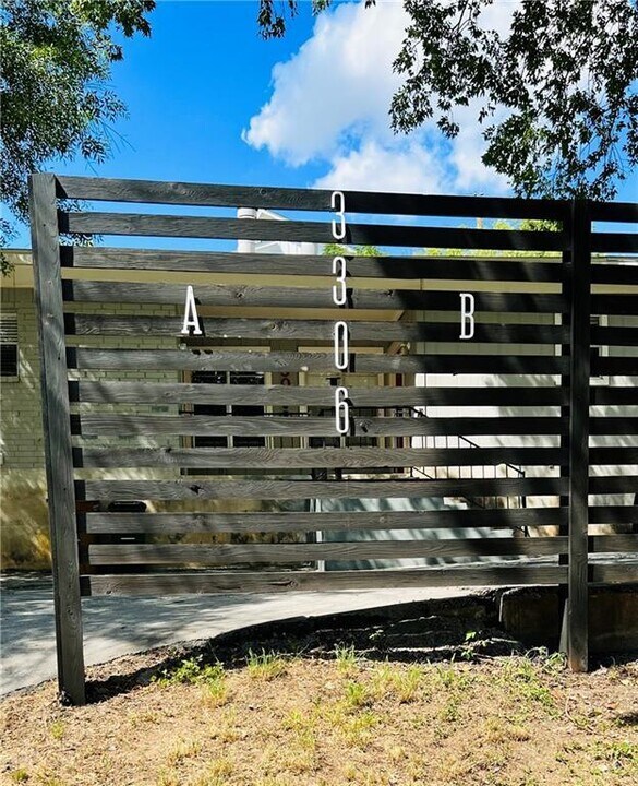 3306 Hycreek Dr in Austin, TX - Foto de edificio