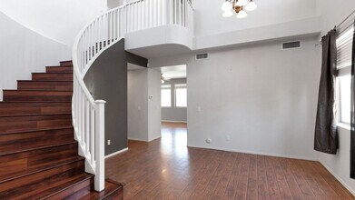 2127 W Harwell Rd. in Phoenix, AZ - Foto de edificio - Building Photo