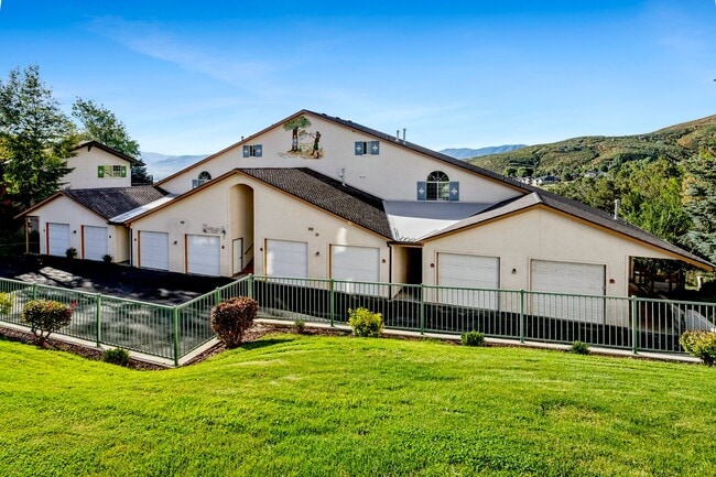 property at 1031 W Grindelwald Ct