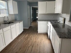 2063 Greencrest Dr in Missouri City, TX - Foto de edificio - Building Photo