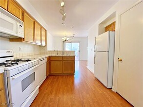198 Chadwell Ct in Henderson, NV - Building Photo - Building Photo