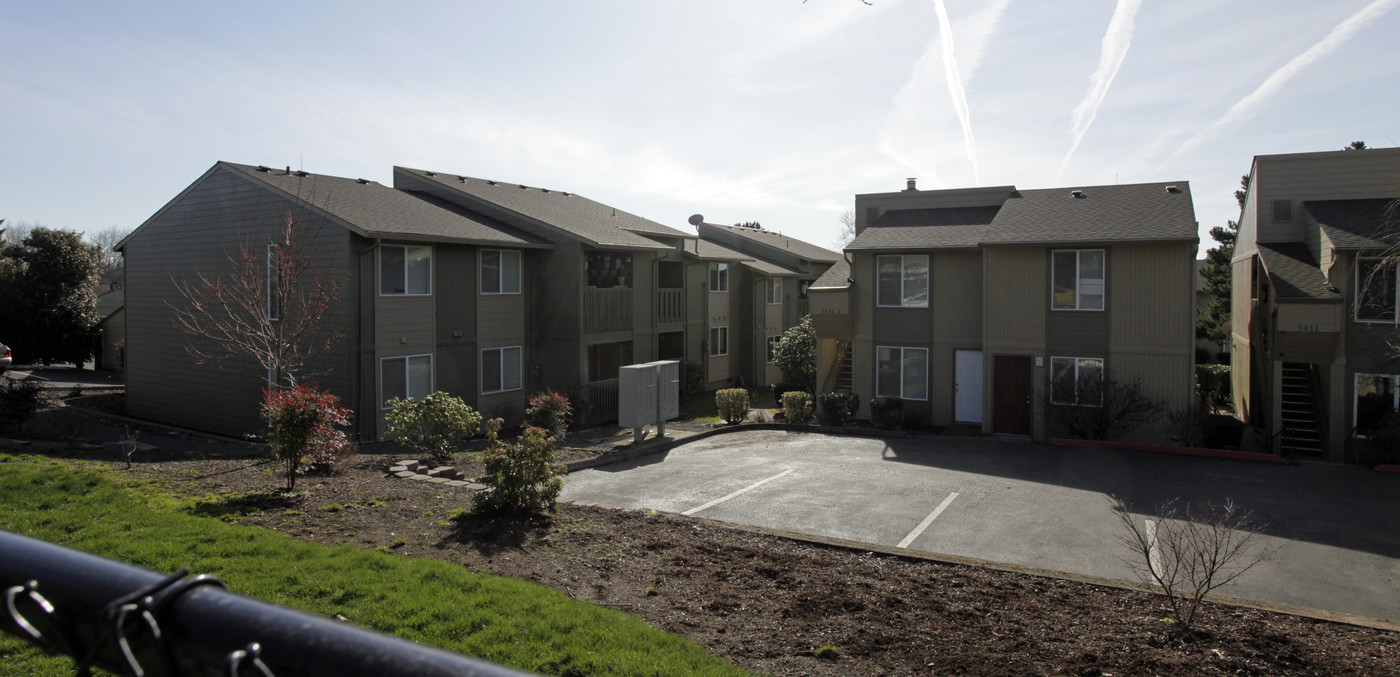 Cascade Crest Condominiums in Vancouver, WA - Building Photo