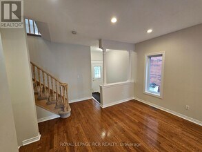 241 Denise Cir in Newmarket, ON - Building Photo - Building Photo