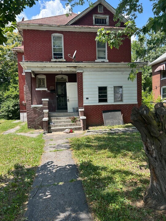 563 N 24th St in East St. Louis, IL - Building Photo