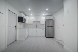 595 NW 139th Terrace in North Miami, FL - Building Photo