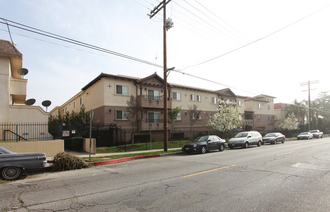 Los Robles Apartments in Sylmar, CA - Building Photo - Building Photo