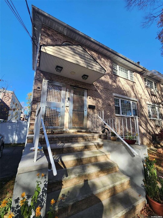 160-11 76th Rd in Queens, NY - Building Photo