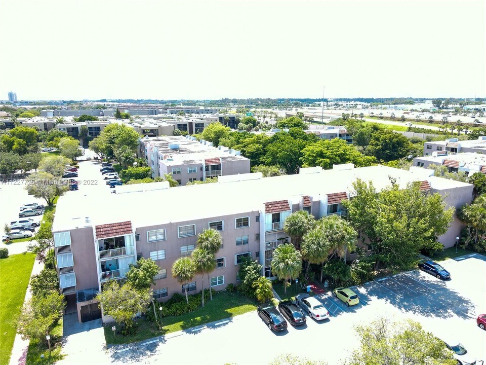 8405 NW 8th St-Unit -204 in Miami, FL - Building Photo