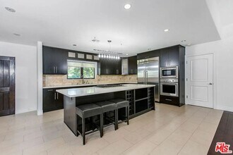 13201 Bloomfield St in Los Angeles, CA - Building Photo - Building Photo