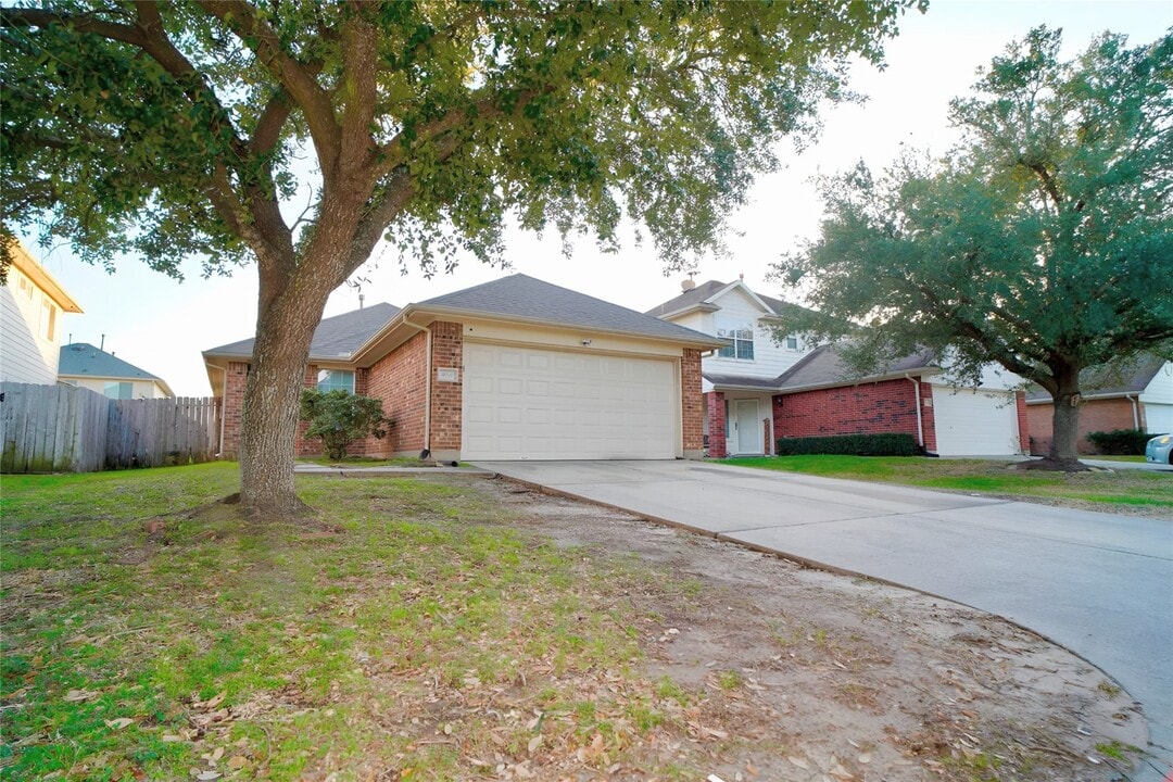 9010 Grackle Run Ln in Humble, TX - Building Photo