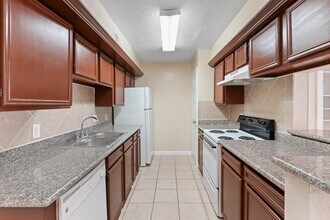 6819 Cook Rd in Houston, TX - Foto de edificio - Building Photo