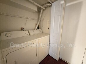 250 W Whispering Oaks Ln in Round Lake, IL - Building Photo - Building Photo