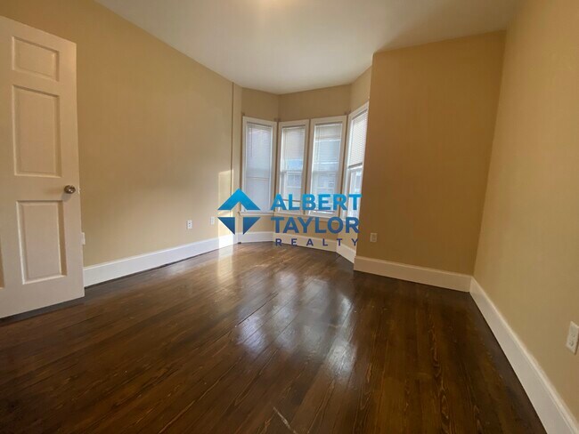 1568 Tremont St, Unit 2 in Boston, MA - Foto de edificio - Building Photo