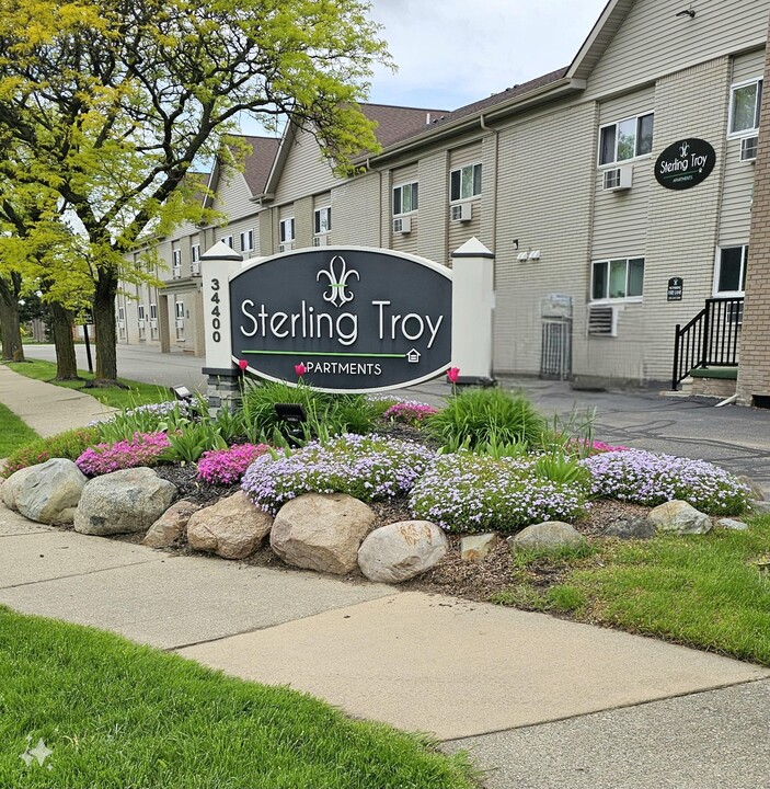 Sterling Troy Apartments in Sterling Heights, MI - Foto de edificio