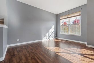 2260 Hudson Cir in Aurora, IL - Building Photo - Building Photo