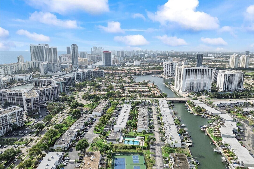 712 NE 27th Ave in Hallandale Beach, FL - Building Photo