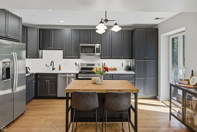 1210 W Roscoe St in Chicago, IL - Building Photo - Building Photo