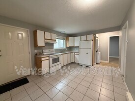 255-255 Nickel Rd in Kelowna, BC - Building Photo