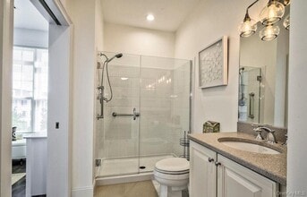 323 Roosevelt Way in Westbury, NY - Building Photo - Building Photo