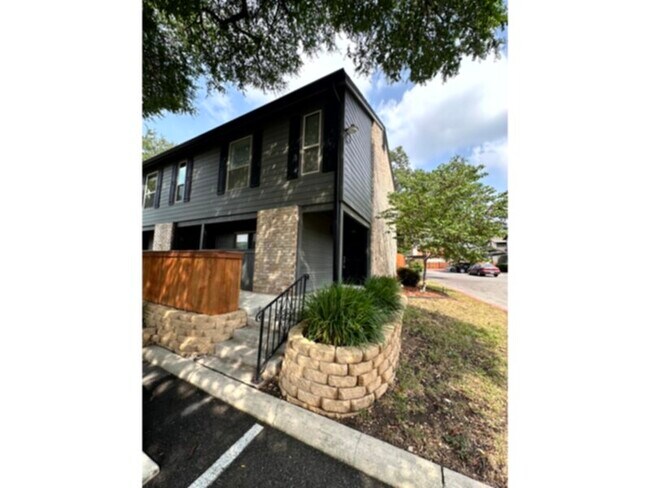 property at 2718 Old Field Dr
