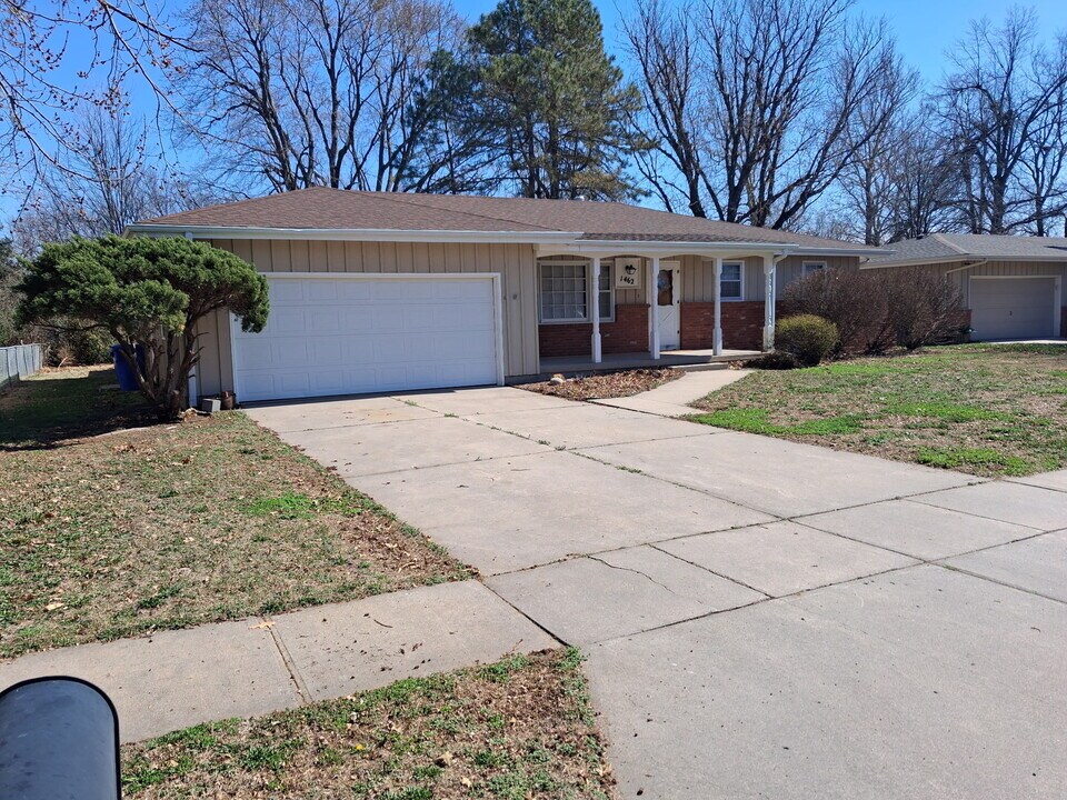 1462 Ranch Rd in McPherson, KS - Foto de edificio