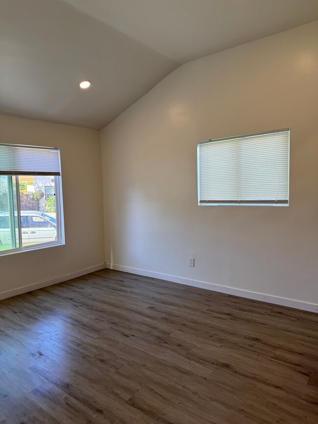 2820 Vineyard Ave in Los Angeles, CA - Foto de edificio - Building Photo