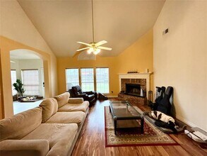 1009 Yarnell Pl in Plano, TX - Building Photo - Building Photo