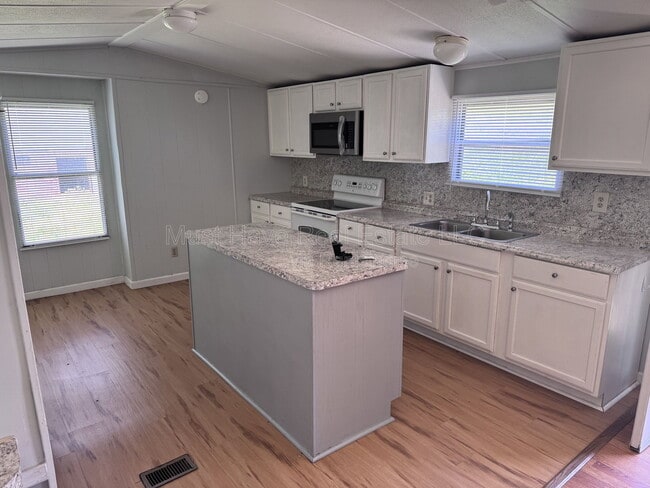 1473 Brooksouth Dr in Hickory, NC - Building Photo - Building Photo