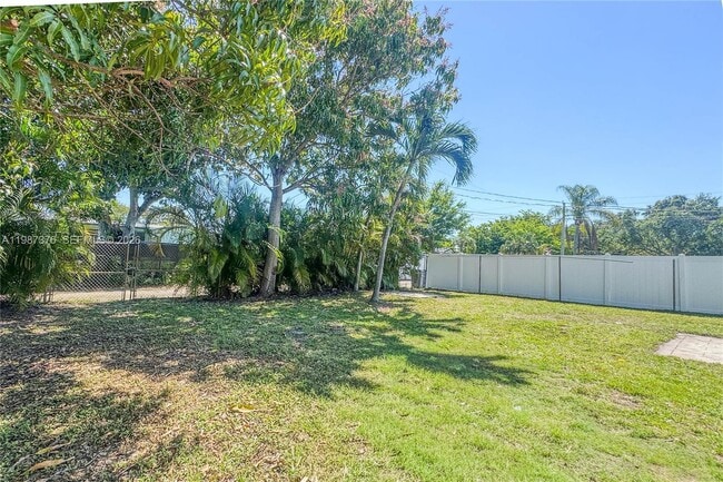 1911 N 44th Ave in Hollywood, FL - Building Photo - Building Photo